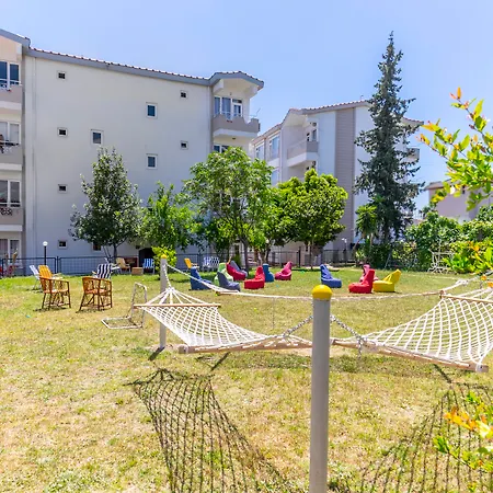 New Garden Aparthotelside シダ